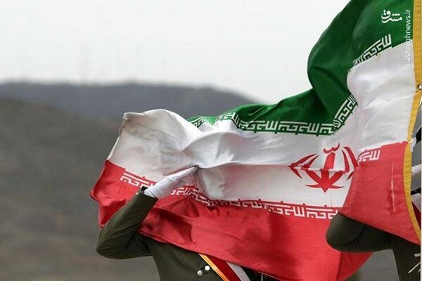 بزرگترین پرچم ایران به اهتزاز درآمد