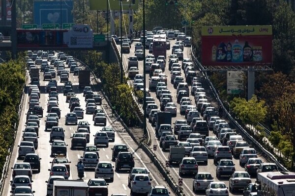 ترافیک پرحجم و سنگین در برخی از معابر و بزرگراه‌های پایتخت