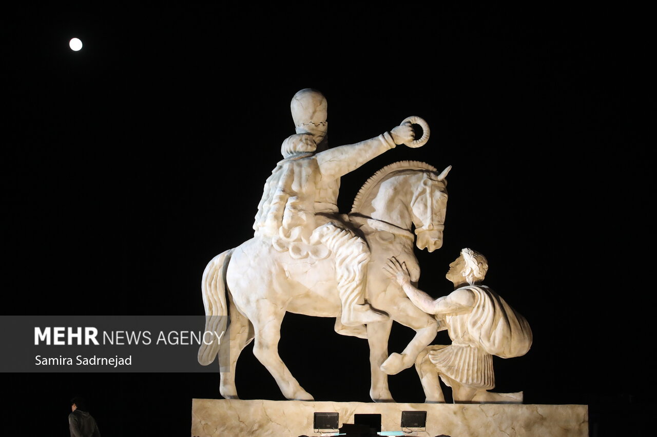 رونمایی از مجسمه شکست والرین؛ دشمنان در مقابل ایران زانو میزنند