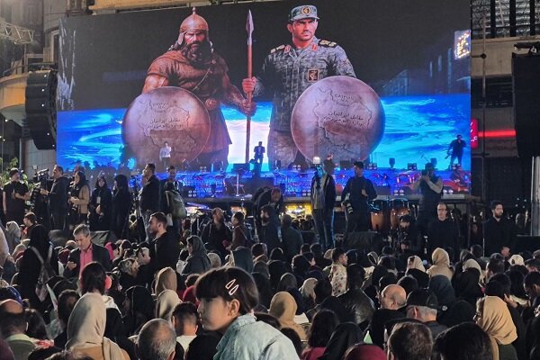 مراسم اختتامیه «در مقابل ایران دوباره زانو میزنید» آغاز شد