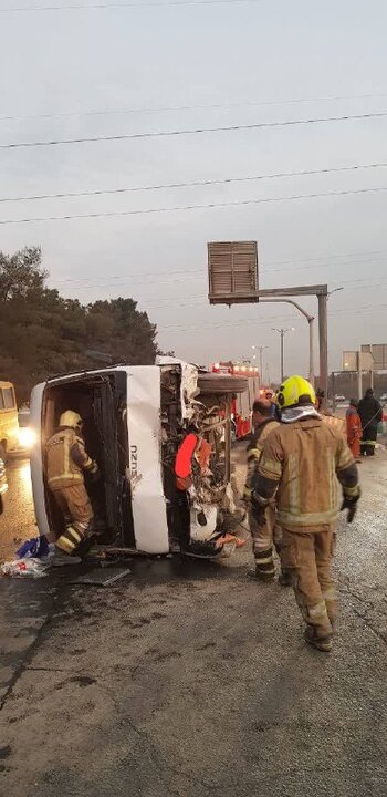 واژگونی مینیبوس سرویس کارکنان یکی از مراکز صنعتی در تهران