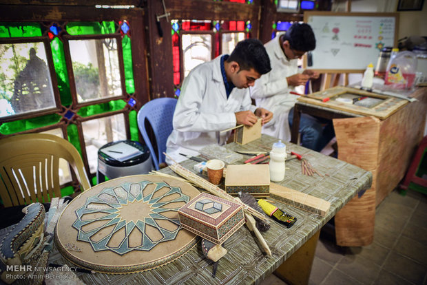بازار خاتم شیراز نفس های آخر را می کشد؛ هنری محروم از بازارهای خارجی