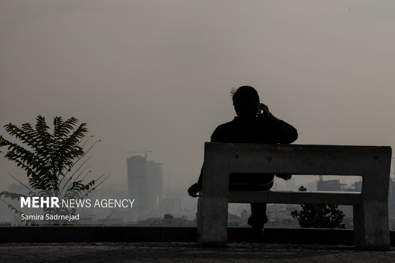 وضعیت هوای تهران همچنان قرمز؛ ذرات معلق دست از سر پایتخت بر نمی‌دارند