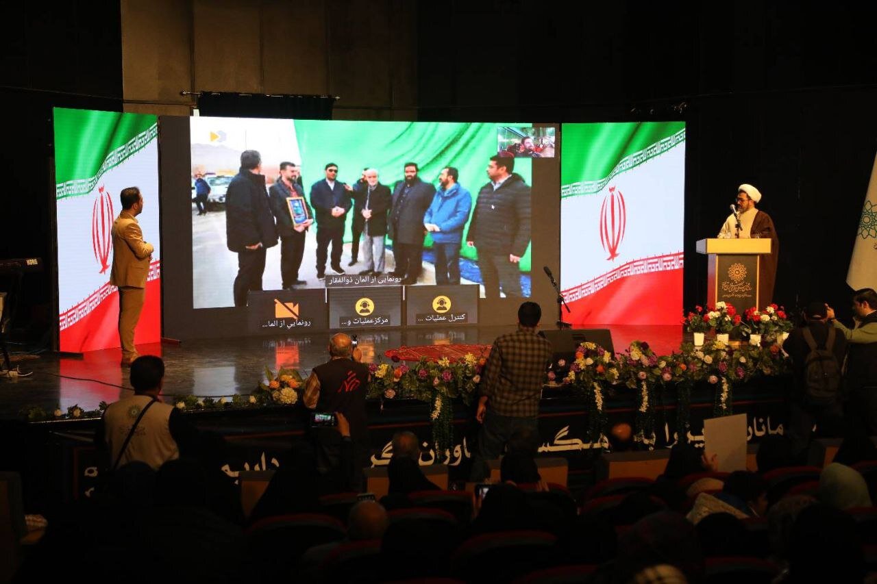 رونمایی از المان ۱۸ متری شمشیر ذوالفقار در منطقه ۱۵ تهران