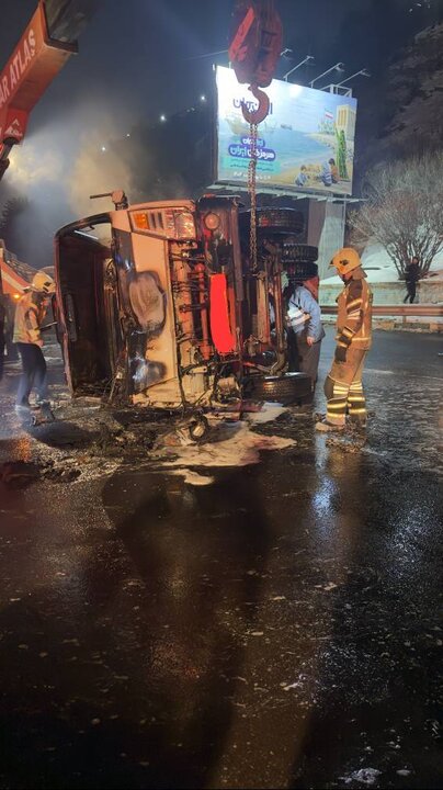 مهار آتش سوزی در بزرگراه چمران؛ تصادف خودروی حمل بنزین و سواری