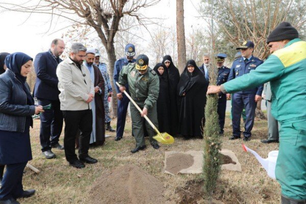 کاشت ۴۷ نهال برای ۴۷ سالگی انقلاب اسلامی در منطقه ۱۳ تهران