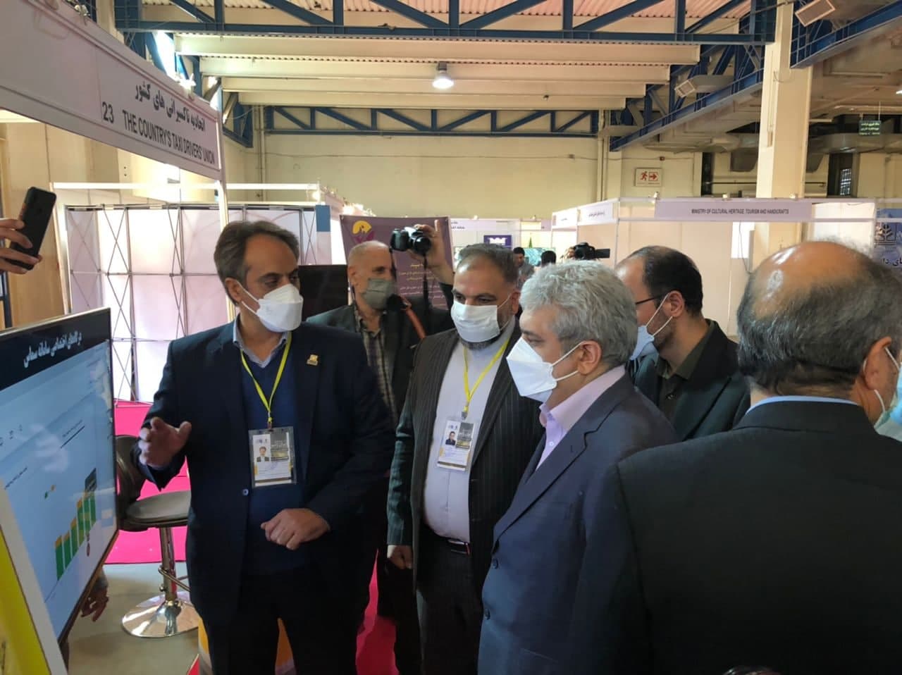 بازدید معاون علمی و فناوری رئیس جمهور از غرفه اتحادیه تاکسیرانی‌های شهری کشور در نمایشگاه ایران ژئو ۱۴۰۰
