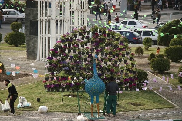میدان صنعت مزین به طاووس گل‌های بهاری شد