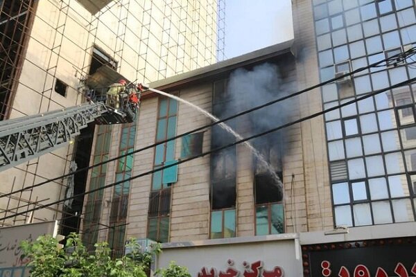 حریق در خیابان ستارخان تهران با همکاری زنان آتش‌نشان اطفا شد