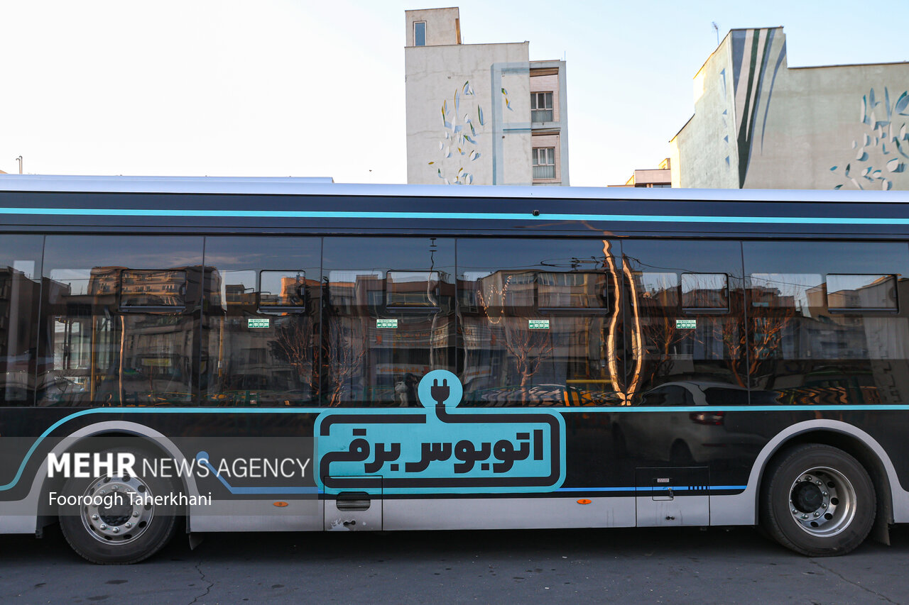 کشتی حامل ۵۰ اتوبوس برقی به بندرعباس رسید