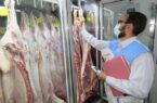 لاشه دام‌های ذبح شده، توسط دامپزشکان بررسی می‌شود