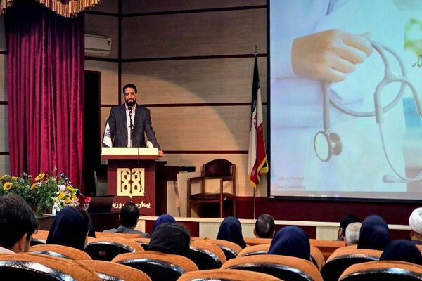 حضور شهردار منطقه ۱۱ تهران در بیمارستان روزبه به مناسبت روز پرستار