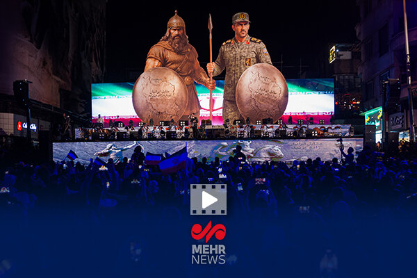 اجرای پرواز همای در مراسم رونمایی از مجسمه «زانوزنندگان مقابل ایران»