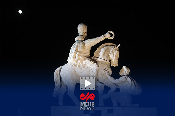 لحظه رونمایی از مجسمه «شاپور دوم» در میدان انقلاب